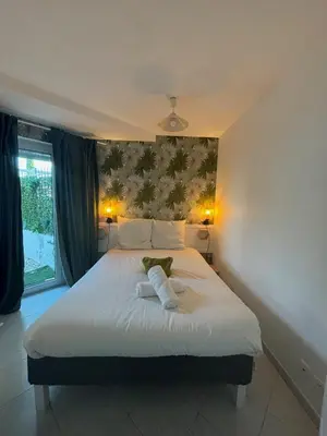 Un ou plusieurs lits dans un hébergement de l'établissement Charmant T2 - jardin - face à la mer -Vallauris-Golf-Juan