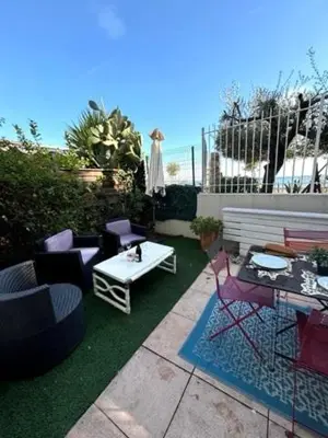 Balcon ou terrasse dans l'établissement Charmant T2 - jardin - face à la mer -Vallauris-Golf-Juan