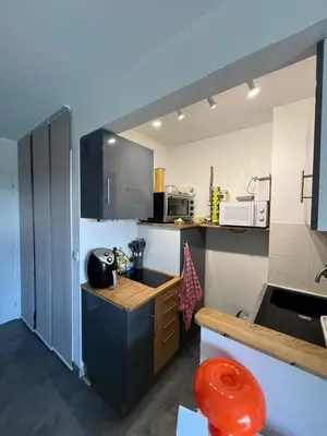 Cuisine ou kitchenette dans l'établissement Studio lumineux avec terrasse & piscine
