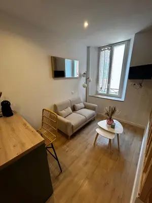 Télévision ou salle de divertissement dans l'établissement Studio moderne Proche Cannes Croisette et Antibes