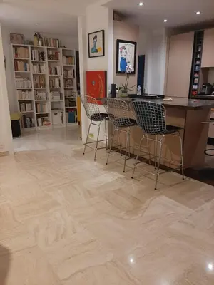 Bibliothèque dans l'appartement