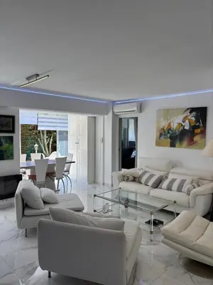 Coin salon dans l'établissement Appartement lumineux centre ville avec jardin