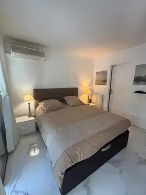 Un ou plusieurs lits dans un hébergement de l'établissement Appartement lumineux centre ville avec jardin