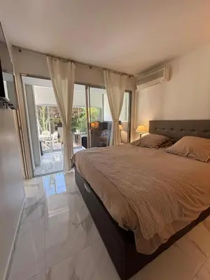 Un ou plusieurs lits dans un hébergement de l'établissement Appartement lumineux centre ville avec jardin