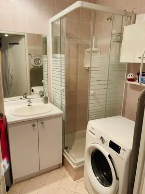 Salle de bains dans l'établissement Escapade cote d'azur T1 pour 4 avec piscine & garage lumineux à golfe-juan