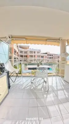 Balcon ou terrasse dans l'établissement Escapade cote d'azur T1 pour 4 avec piscine & garage lumineux à golfe-juan