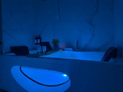 Un ou plusieurs lits dans un hébergement de l'établissement Studio Évasion Balneo, Clim, Wifi, Netflix, Palais