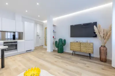 Cuisine ou kitchenette dans l'établissement LB Vacation Rentals I Fully Renovated Apt Min from Palais - Beach