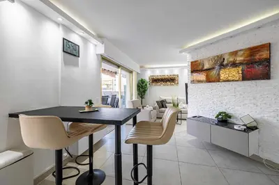 Coin salon dans l'établissement Apt with terrace and sea view 2min from the beach