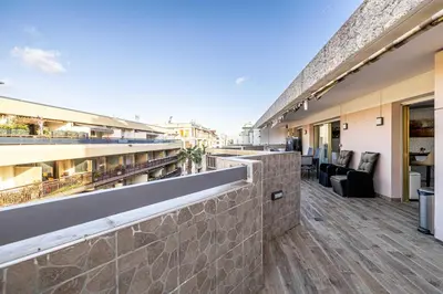Balcon ou terrasse dans l'établissement Apt with terrace and sea view 2min from the beach