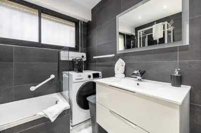 Salle de bains dans l'établissement Apt with terrace and sea view 2min from the beach
