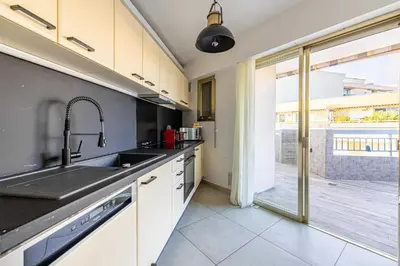 Cuisine ou kitchenette dans l'établissement Apt with terrace and sea view 2min from the beach