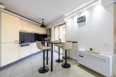 Cuisine ou kitchenette dans l'établissement Apt with terrace and sea view 2min from the beach