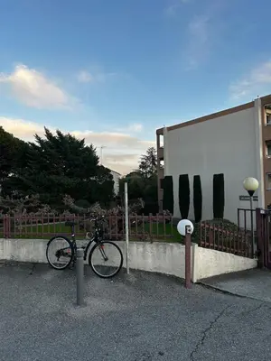 Vélo sur le terrain de l'établissement Les jardins de la mer ou dans les environs