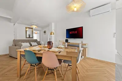 Télévision ou salle de divertissement dans l'établissement Coeur de ville - A 300m des plages - Parking - FN