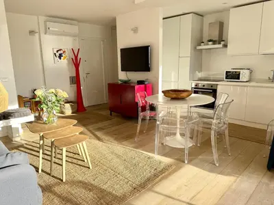 Cuisine ou kitchenette dans l'établissement Bright cocoon with quiet terrace