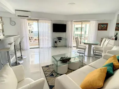 Télévision ou salle de divertissement dans l'établissement Appartements derrière Croisette