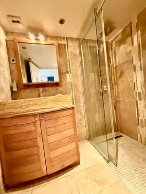 Salle de bains dans l'établissement Juan Les Pins proximité mer appartement 4 personnes
