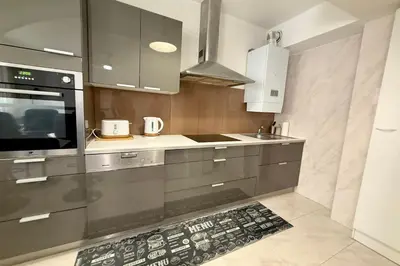 Cuisine ou kitchenette dans l'établissement Juan Les Pins proximité mer appartement 4 personnes