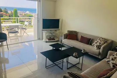 Télévision ou salle de divertissement dans l'établissement Appartement vue mer-piscine-3 pers-Cannes
