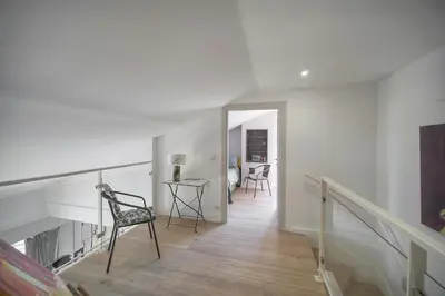 Coin salon dans l'établissement FRGK Air-Conditioned Duplex with Terrace Secure Residence & Premium Amenities