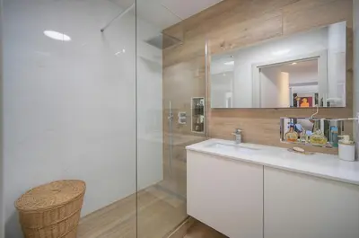 Salle de bains dans l'établissement FRGK Air-Conditioned Duplex with Terrace Secure Residence & Premium Amenities
