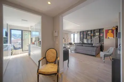 Coin salon dans l'établissement FRGK Air-Conditioned Duplex with Terrace Secure Residence & Premium Amenities