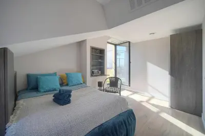 Un ou plusieurs lits dans un hébergement de l'établissement FRGK Air-Conditioned Duplex with Terrace Secure Residence & Premium Amenities