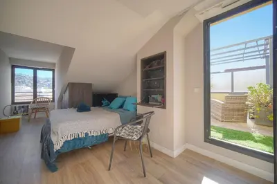 Un ou plusieurs lits dans un hébergement de l'établissement FRGK Air-Conditioned Duplex with Terrace Secure Residence & Premium Amenities