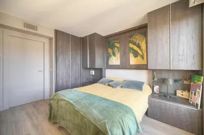 Un ou plusieurs lits dans un hébergement de l'établissement FRGK Air-Conditioned Duplex with Terrace Secure Residence & Premium Amenities