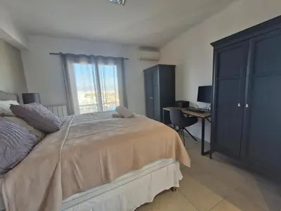 Un ou plusieurs lits dans un hébergement de l'établissement Large 3-bedroom apartment Port Vauban