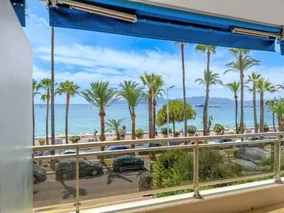 Vue générale sur la mer ou vue sur la mer prise depuis l'appartement