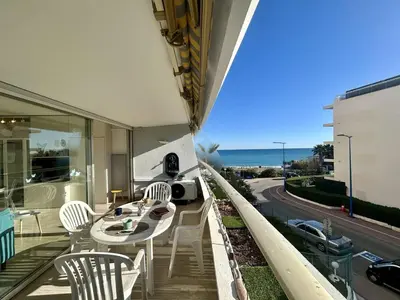 Vue générale sur la mer ou vue sur la mer prise depuis l'appartement