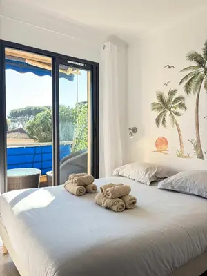 Un ou plusieurs lits dans un hébergement de l'établissement Cap d Antibes Terrasse climatisation et parking