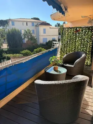 Piscine de l'établissement Cap d Antibes Terrasse climatisation et parking ou située à proximité
