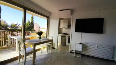 Télévision ou salle de divertissement dans l'établissement Studio moderne au calme proche vieil Antibes et mer