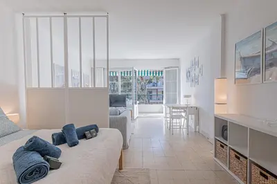 Un ou plusieurs lits dans un hébergement de l'établissement Le Bleu Ciel - Studio Croisette idéal congrès