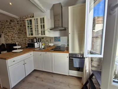 Cuisine ou kitchenette dans l'établissement Cozy Old Town apartment