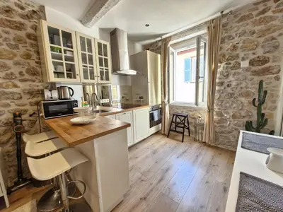 Cuisine ou kitchenette dans l'établissement Cozy Old Town apartment