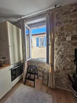 Cuisine ou kitchenette dans l'établissement Cozy Old Town apartment