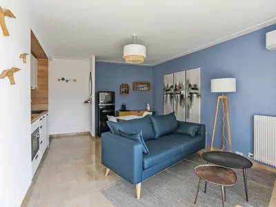 Coin salon dans l'établissement Superbe appartement avec terrasse et parking Antibes