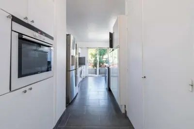 Cuisine ou kitchenette dans l'établissement Appartement 117 m2 vue sur Mer - 3 Ch 3 SdB - Cannes