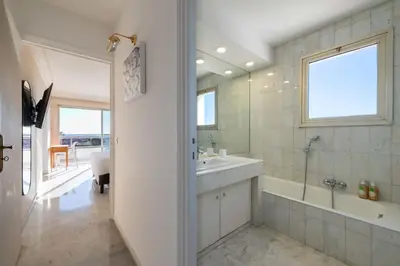 Salle de bains dans l'établissement Appartement 117 m2 vue sur Mer - 3 Ch 3 SdB - Cannes
