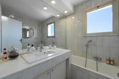 Salle de bains dans l'établissement Appartement 117 m2 vue sur Mer - 3 Ch 3 SdB - Cannes