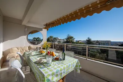 Balcon ou terrasse dans l'établissement Appartement 117 m2 vue sur Mer - 3 Ch 3 SdB - Cannes