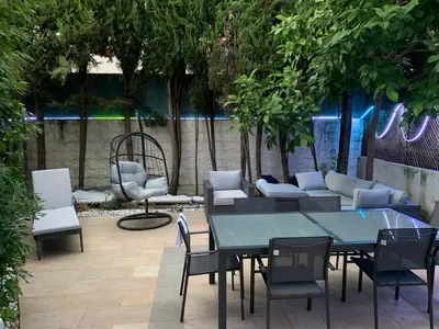 Jardin de l'établissement Elegance Cannoise, vaste terrasse