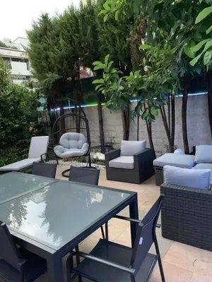 Coin salon dans l'établissement Elegance Cannoise, vaste terrasse