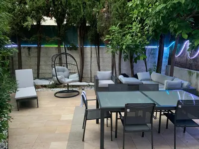 Coin salon dans l'établissement Elegance Cannoise, vaste terrasse