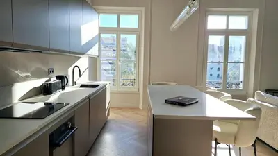 Cuisine ou kitchenette dans l'établissement first louis marie Beautiful 3 bedrooms elegant and central