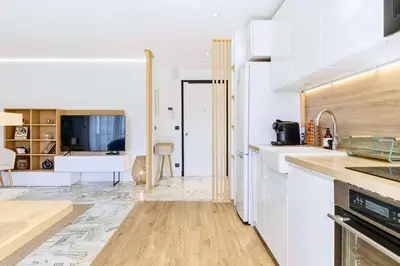 Cuisine ou kitchenette dans l'établissement Lacour - 2 bedroom apartment - Large terrace - 2 min from the Croisette & beaches